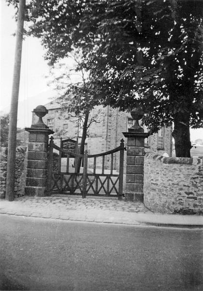 Baptist Chapel Gates.jpg - Baptist Chapel, date unknown. Note the wooden gates which were at St. Mary's Church c1900.